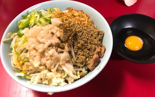 「小麺少なめ硬め ネギ汁なし 生卵 カレーさん」@ラーメン二郎 中山駅前店の写真