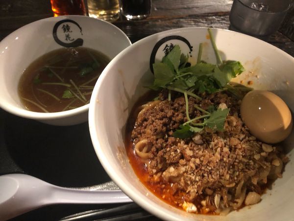 「汁無し担々麺 スープつき1000円 味玉無料クーポン」@らーめん愉悦処 鏡花の写真