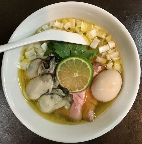 「広島県産牡蠣の塩蕎麦＋ガーリックソルトペッパーの和え玉」@神保町黒須の写真