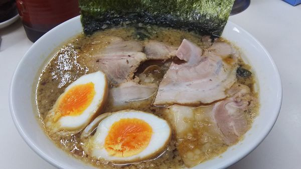 「チャーシュー麺￥９００+味タマ￥５０」@三五八式の写真