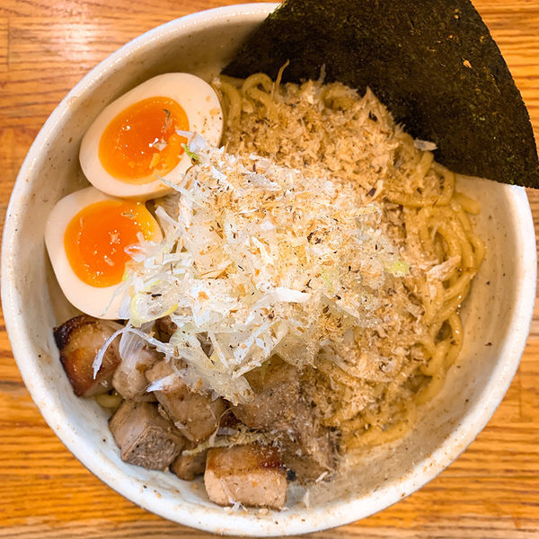 「煮干し汁なし（中）+炙りチャーシュー」@らーめん 破顔の写真