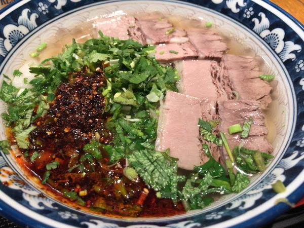 「蘭州牛肉麺880円・並盛り・ほうとう麺・ラー油増量+パクチー」@蘭州牛肉麺 馬記の写真