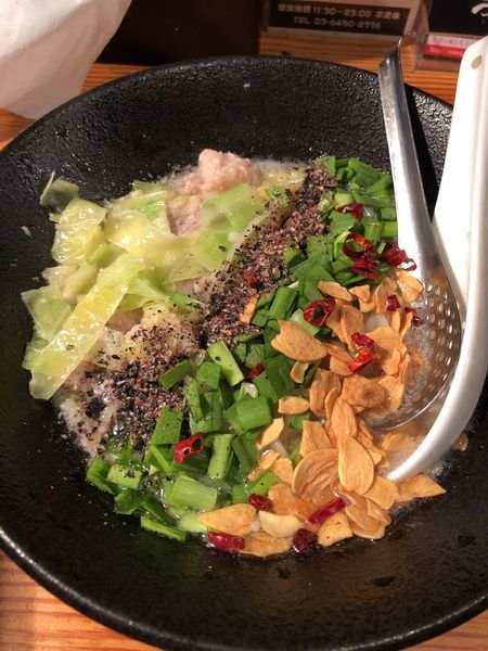 「【1月限定】ニラだくマルチョウ塩らぁめん(牛モツ塩鍋仕立て)」@らぁ麺屋 つなぎの写真