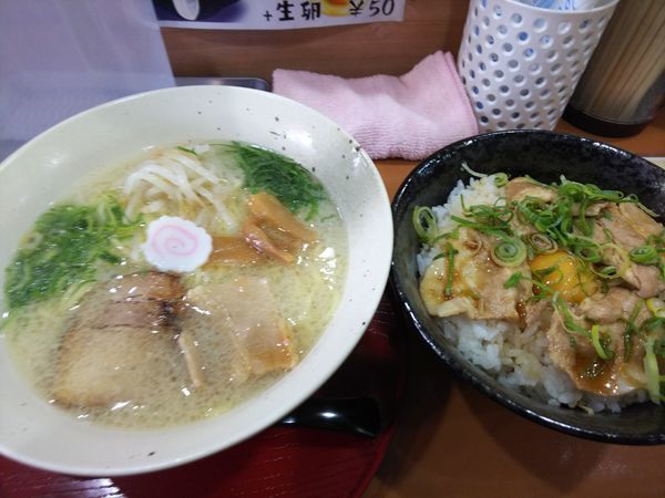 「白湯塩ラーメン+豚バラわりこみ丼 860円」@らーめんやさんの写真