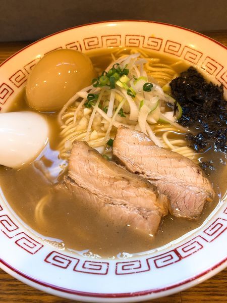 「煮干そば ¥790＋味玉 ¥100」@煮干中華そば専門 煮干丸の写真