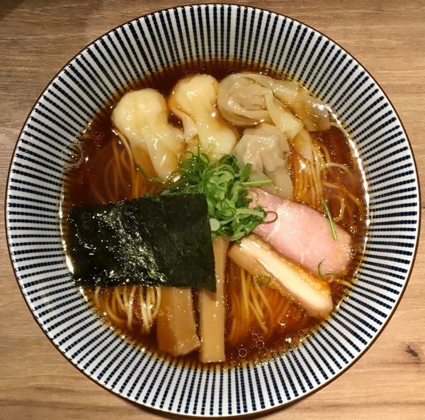 「黒旨にこにこワンタン麺」@中華soba いそべの写真
