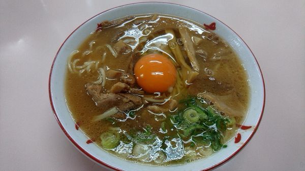 「中華そば（肉入り・中盛）650円+生玉子50円」@中華そば いのたに 本店の写真