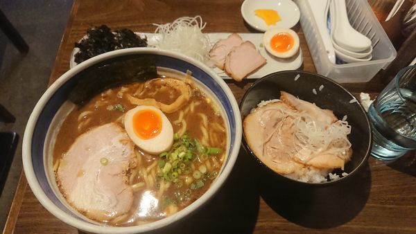 「特製そば1080円+ﾁｬｰｼｭｰ丼300円」@中華そば 麦家の写真