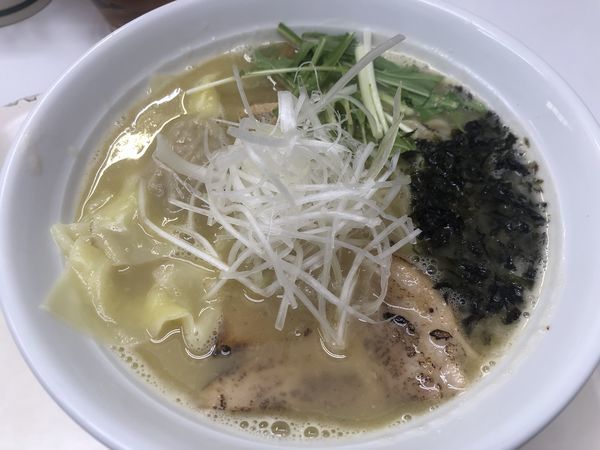 「ワンタンしおらーめん・細麺(930円)」@塩ラーメン・つけめんのお店 はないちの写真