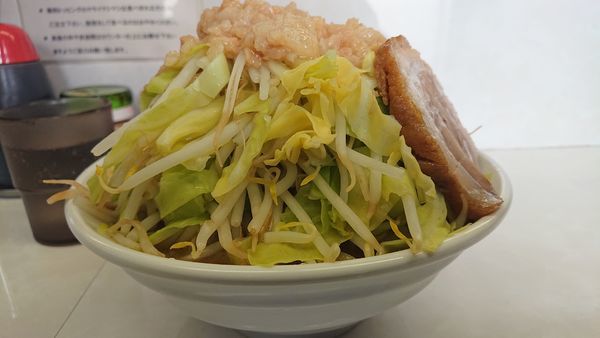 「ミニラーメン ﾒﾝｶﾀﾒﾔｻｲﾏｼﾆﾝﾆｸｱﾌﾞﾗｽｺｼﾏｼ」@魔人豚の写真