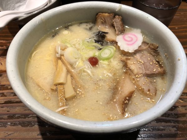 「しおチャーシュー麺大盛り」@らーめん 山頭火 新宿南口店の写真