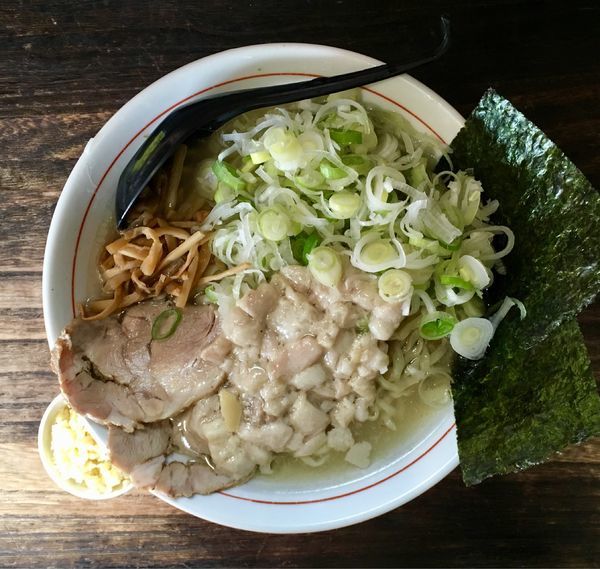 「塩中華そば＋身入り＋ねぎ増し＋ニンニク刻み」@手打ち中華そば 酒田 平間店の写真