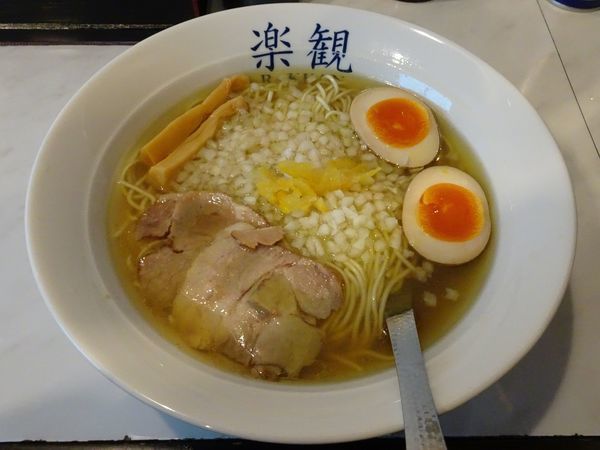 「貝出汁塩ラーメン（880円）＋味付け半熟玉子（100円）」@楽観 立川の写真