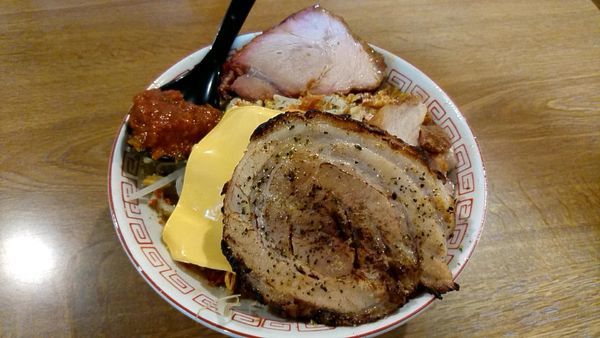 「【限定】ブタボナーラ+超大型炙り豚+窯焼き豚」@めんじろの写真