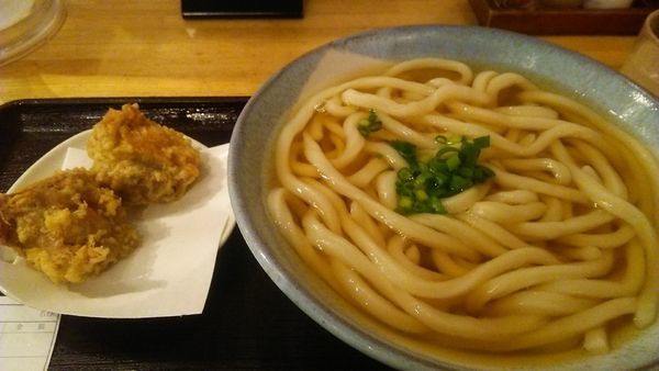 「かけうどん 420円＋かしわ天2個 180円」@讃岐ぶっかけやの写真