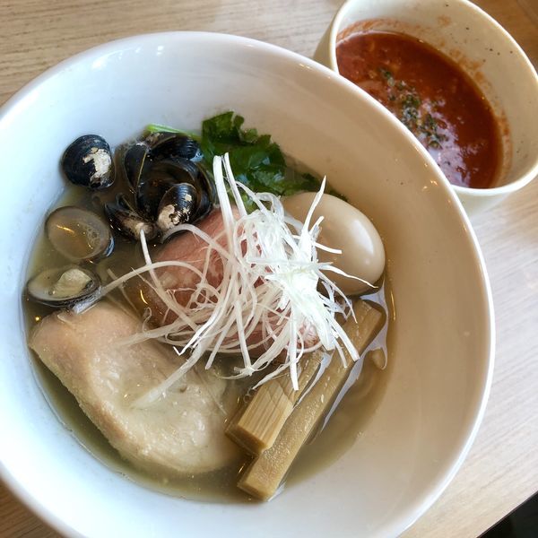 「【限定】紅白らーつけ合戦￥1000＋限定専用替え玉￥100」@寿製麺よしかわ 坂戸店の写真