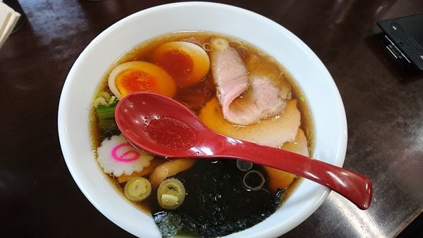 「中華そば 麺半分 煮たまご」@とら食堂 松戸分店の写真