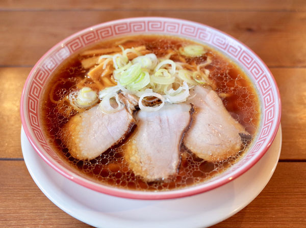 「中華そば…700円（太麺に変更）」@麺切り 白流の写真