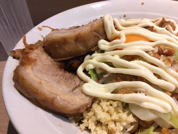 「汁なし＋ヤサイ•ニンニク•フライドオニオン•マヨネーズ」@麺屋 味方の写真