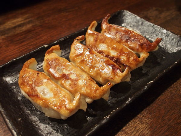 「ジューシーな焼餃子（５コ）」@神泉のらぁめん屋 うさぎの写真