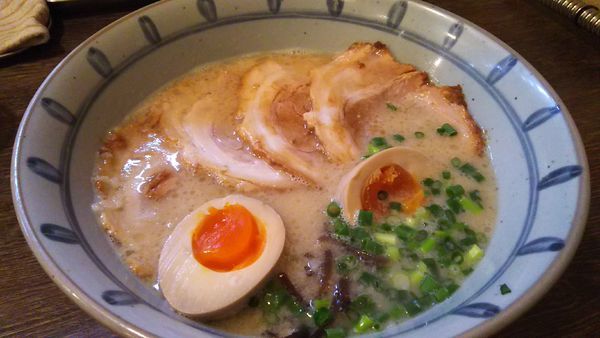 「こってり博多チャーシュー麺￥８５０+味玉￥１００」@らーめん たつ屋の写真
