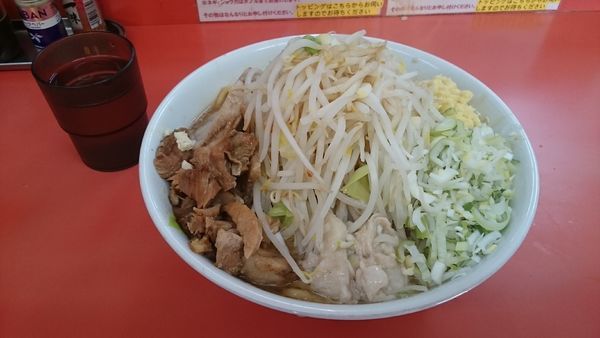 「ラーメン大・くずし豚(ヤサイチョイマシアブラネギショウガＷ)」@らー麺 ぶたのジョーの写真
