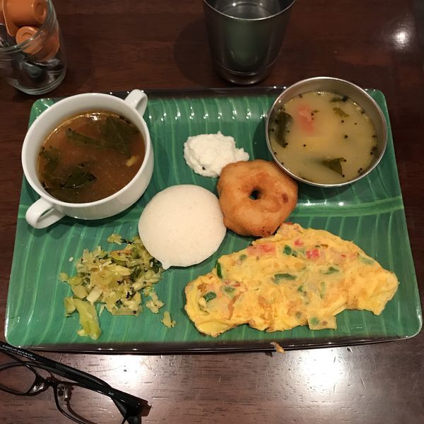「ティファンセット＋マサラオムレツ」@ケララの風 モーニングの写真