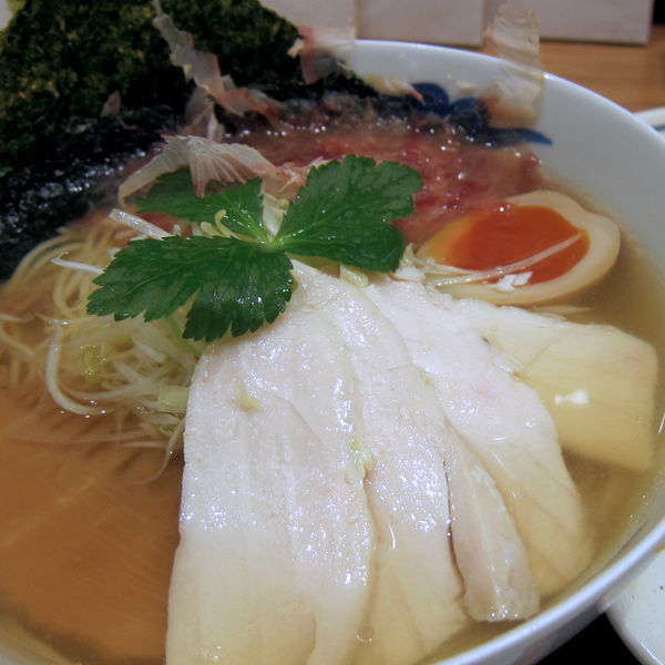 「昆布〆鶏ちゃーしゅーの追い鰹そば（白醤油）950円」@麺屋 猪一 離れの写真