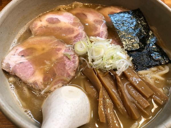 「らーめん（大）＋チャーシュー」@麺屋吉左右の写真