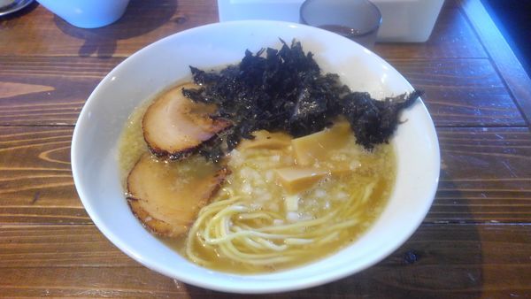 「背脂煮干しそば　チャーシュートッピング」@煮干しそば 虎空の写真