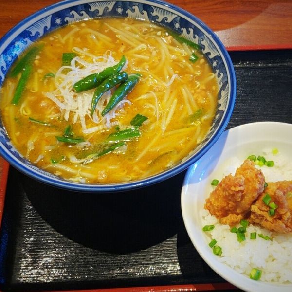 「【ランチセット】青唐辛子と挽肉モヤシそば+鶏唐揚げ丼940円」@七匹の子ぶた さいたま新都心店の写真