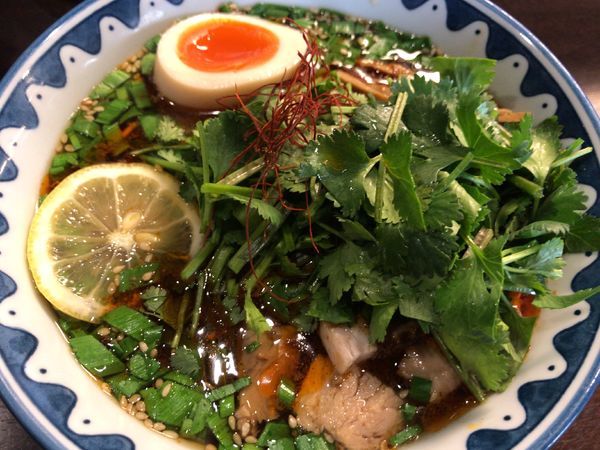 「ニラパクチーそば950円+追いパクチー150円」@GANCON NOODLEの写真