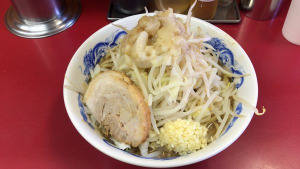 「ラーメン並¥700、ヤサイニンニクニンニク」@モッコリ豚の写真