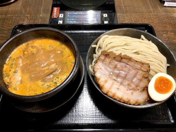 「辛塩つけめん（880円）＋あぶりちゃーしゅー（150円）」@中華そば ことぶきやの写真