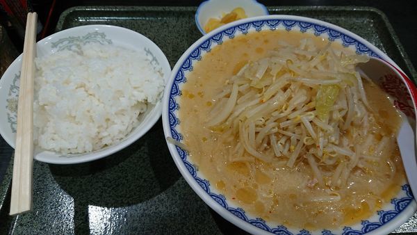 「みそラーメン 800円 + 半ライス 150円」@食堂 ニューミサの写真