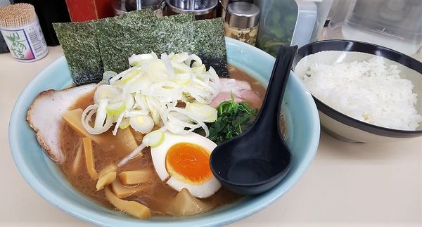 「得ラーメン並+サービスライス」@横浜家系ラーメン田中の写真