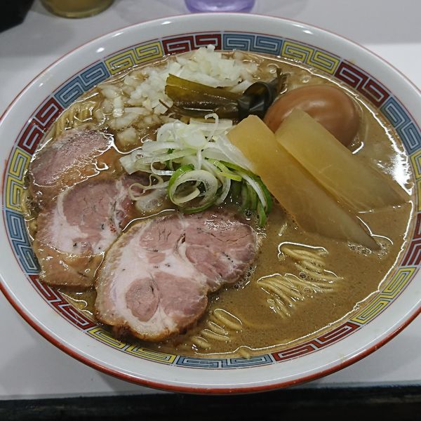 「煮干鰮豚骨らーめん 煮玉子入り 玉ネギ」@煮干鰮豚骨らーめん 嘉饌の写真