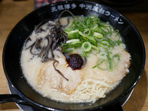 「中州屋台とんこつラーメン 粉落とし＋竜の赤い目玉」@元祖博多 中州屋台ラーメン 一竜 池袋東口駅前店の写真