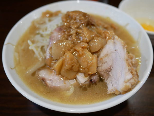 「ラーメン 脂＋サービス生玉子」@ピコピコポンの写真