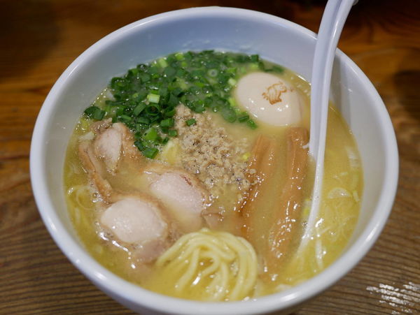 「白鶏らーめん＋サービス味玉」@鶏の穴の写真