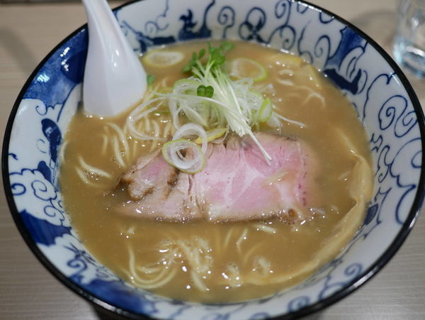 「鶏白湯魚介そば」@麺屋 鶯 uguisuの写真