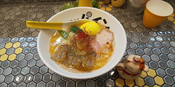 「パイナップル海老塩ラーメン（味玉トッピング）」@パイナップルラーメン屋さん パパパパパインの写真