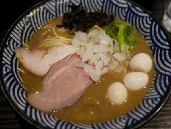 「重濃煮干しそば＋サービスウズラ卵＋トリュフの和え玉」@志奈そば 田なかの写真