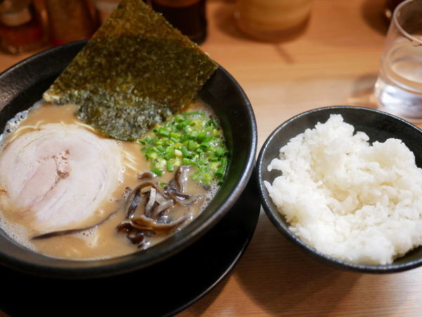 「らーめん ハリガネ＋替え玉 ハリガネ＋ライス」@九州とんこつらーめん ひらさわの写真