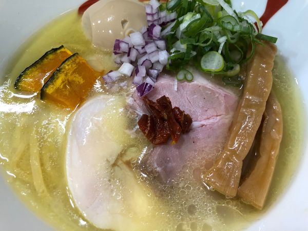 「コク塩＋燻製味玉」@麺や 魁星の写真