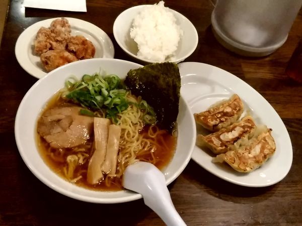 「和風醤油ラーメン690円＋Ｃセット(餃子・唐揚げ)360円」@横浜家系ラーメン 道玄家 アトレ新浦安店の写真
