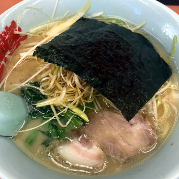 「醤油ラーメン　650円　味付けネギ　0円」@ラーメン山岡家 上尾店の写真
