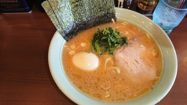 「中盛りラーメン+ライス(900円)味玉(100円)」@寿々㐂家 曙町店の写真