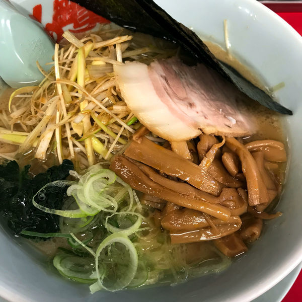 「醤油ラーメン　650円　メンマ　110円　味付けネギ　0円」@ラーメン山岡家 大泉店の写真