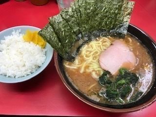 「ラーメン中盛、のり増し、ライス」@ラーメン杉田家の写真